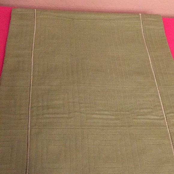 Fieldcrest Classic Tablerunner - Picture 7 of 12